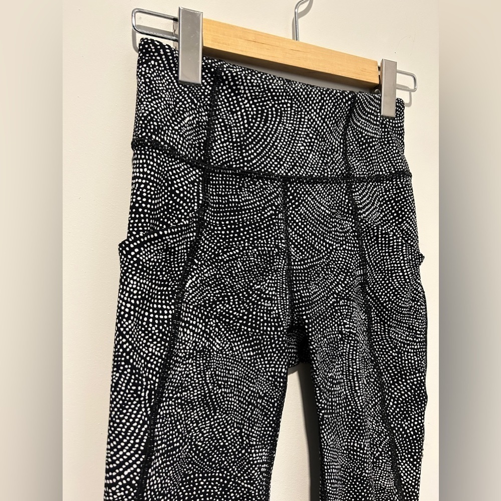Lululemon Time To Sweat Crop *23" Free Spirit Alpine White Black size 2 - Picture 4 of 7
